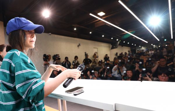  중국 한 쇼핑몰에서 민희진 어도어 전 대표와 방시혁 하이브 의장을 코스프레한 커플이 포착돼 화제다. 사진은 지난 4월 서울 서초구 한국 컨퍼런스센터에서 하이브 경영권 탈취 시도와 관련한 긴급기자회견 중인 민 전 대표의 모습. /사진=뉴스1