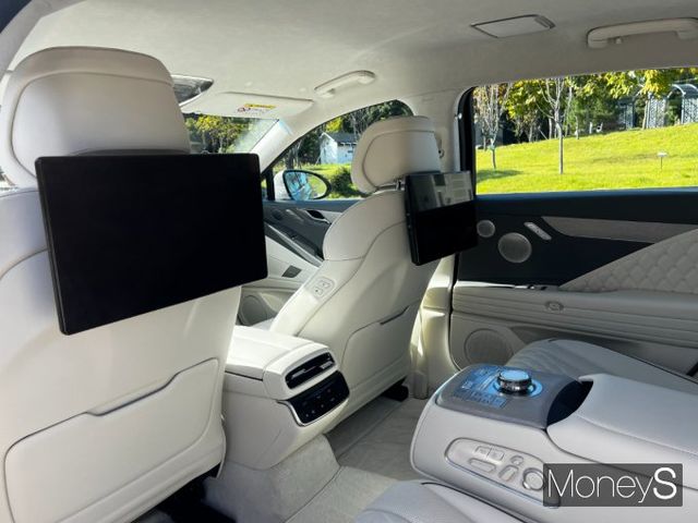 G80 전동화 부분변경 모델의 뒷좌석은 기존 모델 대비 레그룸은 83㎜, 헤드룸은 20㎜ 늘어났다. /사진=김서연 기자 