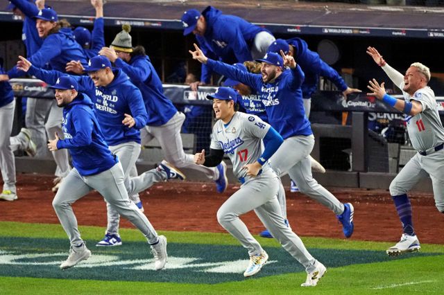 LA다저스가 뉴욕양키스를 상대로 열린 월드시리즈에서 4승 1패로 우승을 차지했다. 사진은 31일(한국시각) 미국 뉴욕 양키스타디움에서 열린 2024 메이저리그 월드시리즈 5차전 경기에서 승리한 다저스 선수단. /사진=로이터