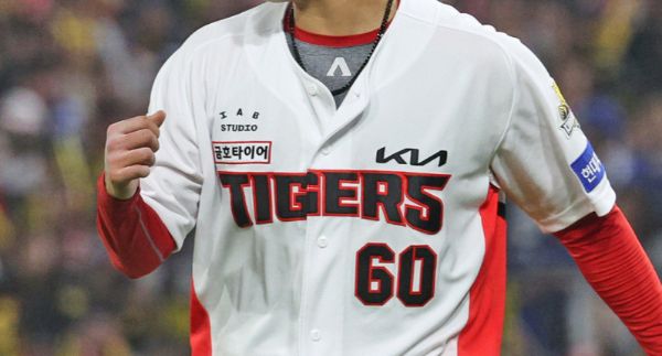 KIA타이거즈의 통합 우승으로 한국 프로야구가 막을 내린 가운데 공식 후원사 '아이앱 스튜디오'도 덩달아 매출 특수를 노릴 것으로 보인다. 사진은 지난 28일 한국시리즈 5차전 삼성 라이온즈와의 경기에서 KIA 중간계투 김도현이 착용한 '아이앱 스튜디오' 유니폼의 모습. /사진=뉴스1