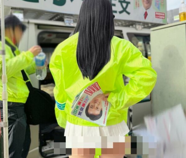 일본 중의원 선거에서 엉덩이가 드러나는 노출 의상을 입고 선거 운동을 도운 여성들의 모습이 일본 누리꾼들 사이에서 논란이다. /사진=엑스(X·옛 트위터) 갈무리