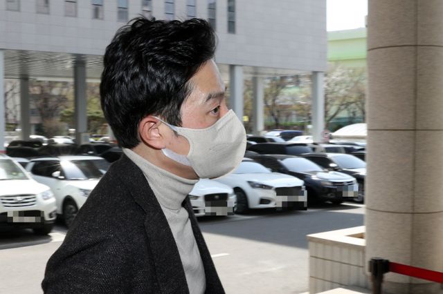 암호화폐(코인) 상장을 빌미로 수십억 원을 청탁받은 혐의로 재판에 넘겨진 프로골퍼 안성현이 검찰로부터 징역 7년을 구형받았다. 사진은 안성현이 지난 4월2일 서울 양천구 서울남부지방법원에서 열린 특정경제범죄가중처벌법상 사기·배임수재 관련 공판에 출석한 모습. /사진=뉴스1
