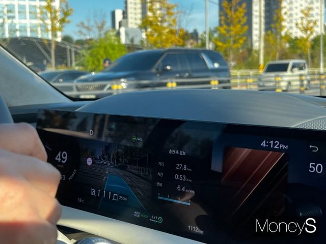 외부 소음이 없는 실내에서 새롭게 적용된 17개 스피커의 '뱅앤올룹슨' 고해상도 사운드 시스템과 '돌비 애트모스'(Dolby ATMOS)가 주는 즐거움도 배로 커졌다. /사진=김서연 기자 