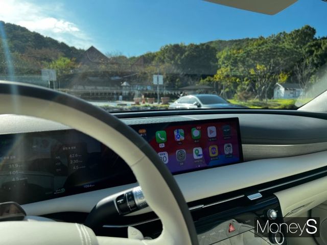 1열에는 디지털 클러스터와 인포테인먼트 시스템을 하나로 연결한 27인치 통합형 와이드 디스플레이는 직관적인 인터페이스를 자랑한다. /사진=김서연 기자 