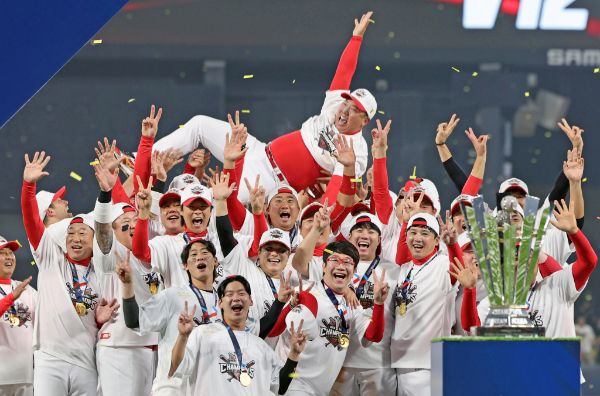 KIA타이거즈의 통합 우승으로 한국 프로야구가 막을 내린 가운데 공식 후원사 '아이앱 스튜디오'도 덩달아 매출 특수를 노릴 것으로 보인다. 사진은 지난 28일 한국시리즈 우승을 차지한 KIA 선수단의 모습. /사진=뉴시스