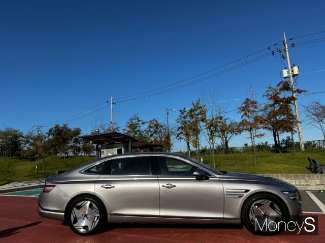 측면은 길어진 차체의 곡선을 강조하는 디자인이 적용됐다. 공력 성능을 개선한 '디쉬 타입 휠'이 장착돼 디자인과 성능 두마리 토끼를 잡았다. /사진=김서연 기자 