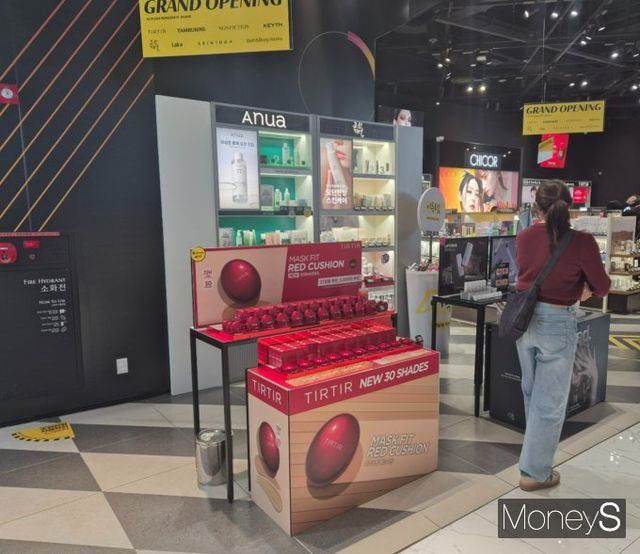 한국 뷰티 브랜드는 아시아권을 넘어 미국, 유럽권에서 인기를 지속할 수 있을까. 사진은 지난 25일 서울 마포구 홍대 AK플라자에서 화장품을 보고 있는 관광객들의 모습. /사진=김인영 기자