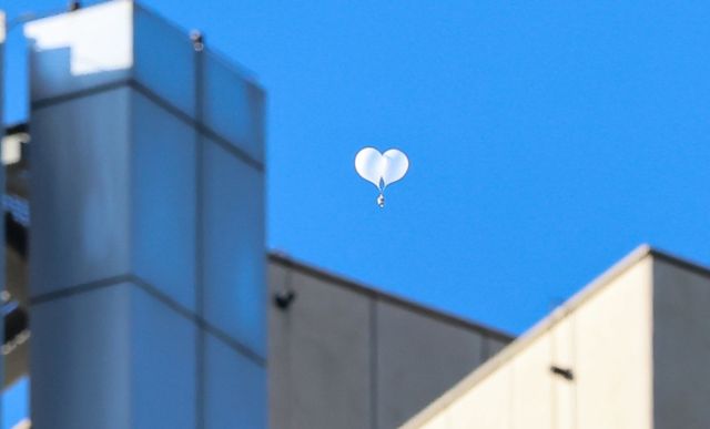 북한이 날린 도발용 오물풍선 때문에 화재가 발생했다. 사진은 지난 2일 서울 도심 상공에 날아다니는 오물풍선. /사진=뉴스1