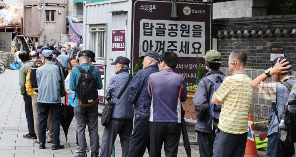 행정안전부가 4일 발표한 주민등록 인구 통계에 따르면 60대 인구수가 처음으로 40대를 앞지르면서 50대에 이어 두 번째로 인구가 많은 연령대가 됐다. 사진은 지난 1일 서울 종로구 탑골공원 무료급식소를 찾은 어르신들의 모습. /사진=뉴스1