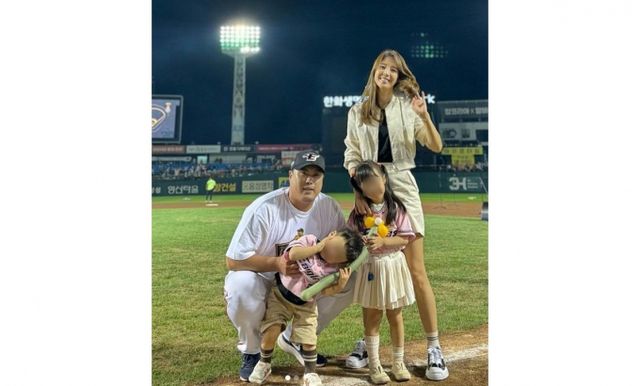 야구선수 류현진의 아내인 배지현 전 아나운서가 가족들과 함께 촬영한 사진과 영상을 인스타그램에 게재했다. /사진=배현진 인스타그램 갈무리