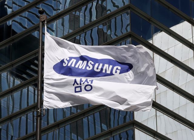 삼성전자의 주가가 연일 하락하는 가운데 증권사들도 목표주가를 줄하향해 이목이 쏠린다. 사진은 지난 2일 서울 서초구 소재 삼성전자 사옥 모습. /사진=뉴스1