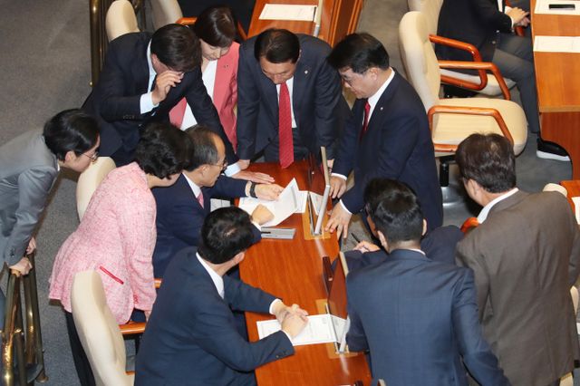 '김건희 특검법'과 '채 상병 특검법'이 모두 재표결 끝에 부결된 가운데 여당에서 이탈표가 나오자 더불어민주당 등 야권은 법안 재발의에 속도를 내겠다는 계획이다. 사진은 국민의힘 의원들이 지난 4일 서울 여의도 국회에서 열린 본회의에서 김건희·채 상병 특검법, 지역화폐법안 재표결이 부결된후 논의하고 있는 모습. /사진=뉴스1