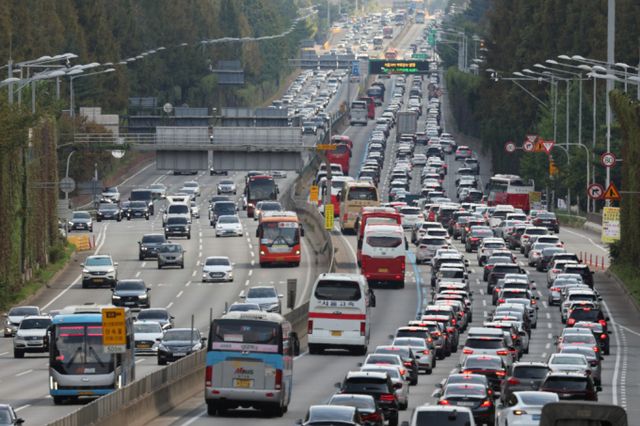 한국도로공사에 따르면 5일 토요일 전국 고속도로 교통량은 545만대로 아침 일찍부터 밤늦게까지 정체가 이어질 것으로 보인다. /사진=뉴스1 