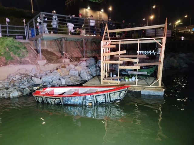 여의도 불꽃 축제를 보기 위해 보트와 무허가 뗏목에 타고 있던 4명이 구조됐다.&nbsp;/사진= 김포소방서