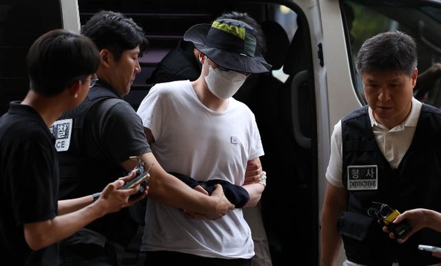 경찰이 '일본도 살인 사건' 재발 방지를 위해 도검 1만3000여정 소지 허가를 취소했다. 서울 은평구 소재 아파트 단지에서 같은 아파트 주민에게 일본도를 휘둘러 살해한 30대 남성 백 모씨가 지난 8월1일 서울 마포구 서울서부지법에서 열린 살인 혐의 영장실질심사(구속 전 피의자심문)에 출석하고 있다. /사진=뉴시스