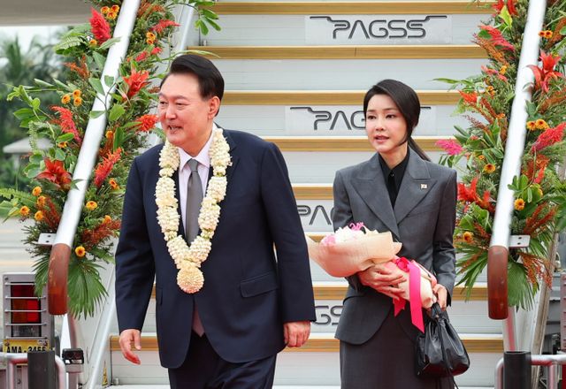 윤석열 대통령이 7일(이하 현지시각) 필리핀을 방문해 정상회담을 한다. 사진은 필리핀을 국빈 방문한 윤 대통령(왼쪽)과 부인 김건희 여사가 지난 6일 필리핀 마닐라 니노이 아키노 국제공항에 도착해 꽃목걸이와 꽃다발을 받고 이동하는 모습. /사진=뉴시스