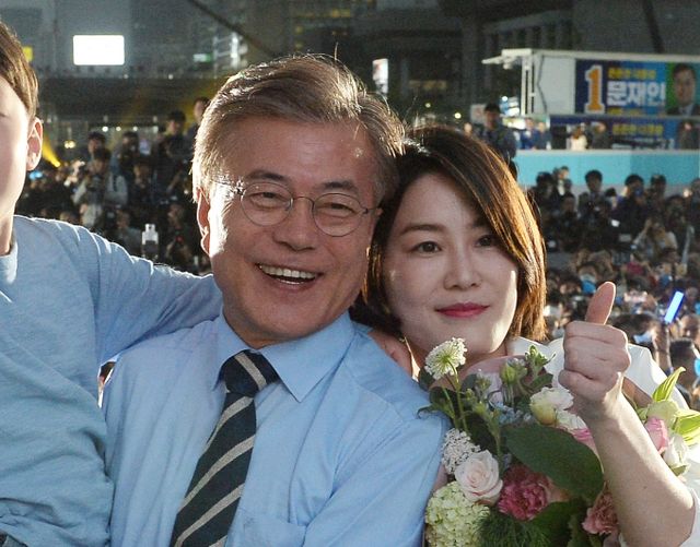  문재인 전 대통령의 딸 문다혜씨가 음주운전 혐의로 입건돼 문 전 대통령의 과거발언이 다시 주목받고 있다. 문 전 대통령이 대선후보 시절이던 2017년 5월 서울 광화문광장 마지막 유세 현장에서 딸 문다혜씨와 기념촬영을 하고 있다. /사진=뉴시스