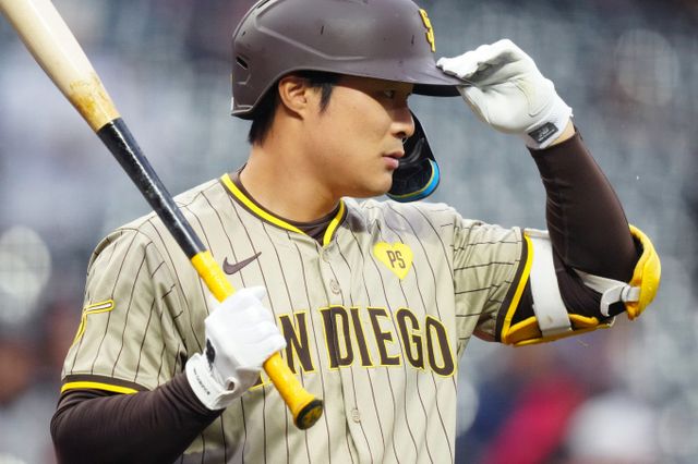 김하성이 소속팀 샌디에이고 파드리스와 계약 연장 옵션을 행사하지 않고 이적 시장에 나온다. 사진은 올시즌 샌디에이고 파드리스 소속 유격수로 활약한 김하성의 모습. /사진=로이터 