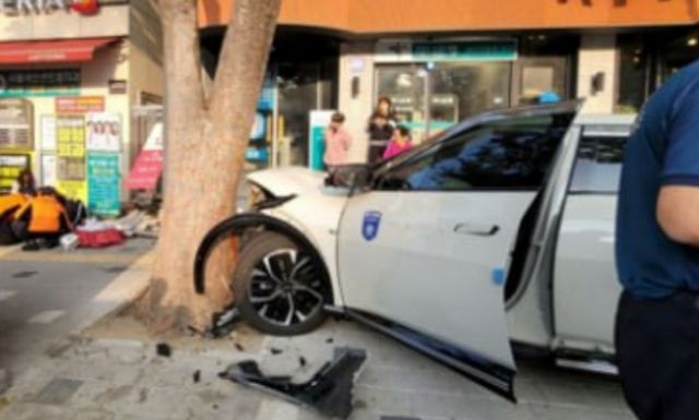 전기차 택시가 버스정류장에 돌진해 시민을 치어 다치게 하는 사고가 발생했다. /사진=뉴스1(경기도소방재난본부 제공)