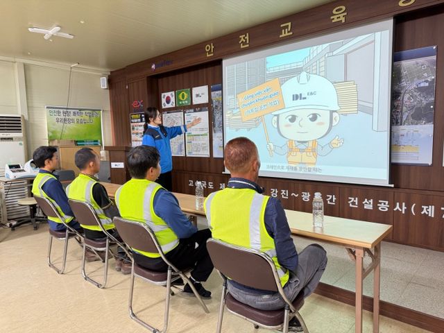 DL이앤씨가 외국인 근로자를 위한 애니메이션 안전교육 영상을 제작했다. 사진은 고속도로 건설현장에서 외국인 근로자들이 베트남어로 안전교육을 받던 모습. /사진=DL이앤씨