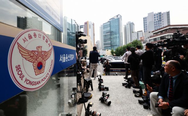 오는 11일 경찰청 대상 국회 국정감사에서 문재인 전 대통령의 딸 문다혜 씨의 음주운전 질의가 나올 것으로 예상된다. 사진은 문씨가 음주운전 관련 경찰 조사를 받기로 하자 지난 7일 서울 용산구 용산경찰서에 취재진들이 대기하는 모습. /사진=뉴시스