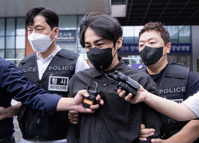 유명 아프리카TV 인터넷 방송인(BJ) 세야(본명 박대세)가 조폭 출신 유튜버 겸 BJ 김강패(본명 김재왕)로부터 마약을 매수해 투약한 혐의로 재판에 넘겨졌다.사진은 지난달 서울 강남경찰서에서 검찰로 송치된 인터넷 방송인 BJ 세야(본명 박대세). /사진=뉴스1