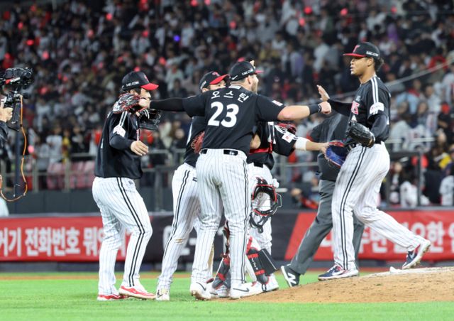 LG트윈스와 KT위즈가 9일 오후 2시 2024 KBO 포스트시즌 준플레이 오프 4차전을 치른다. 사진은 지난 8일 열린 3차전에서 승리를 확정지은 LG 선수들이 환호하는 모습. /사진=뉴시스