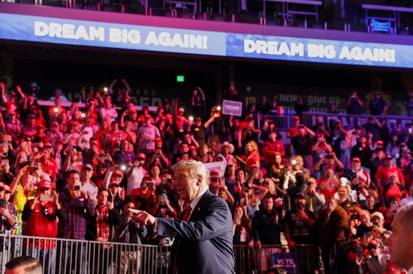 도널드 트럼프 전 대통력 측이 미국 대선에서의 승리를 확신하고 있는 것으로 알려졌다. 사진은 선거 유세에 나선 트럼프에게 열렬한 지지를 보내는 미국인들의 모습. /사진=로이터