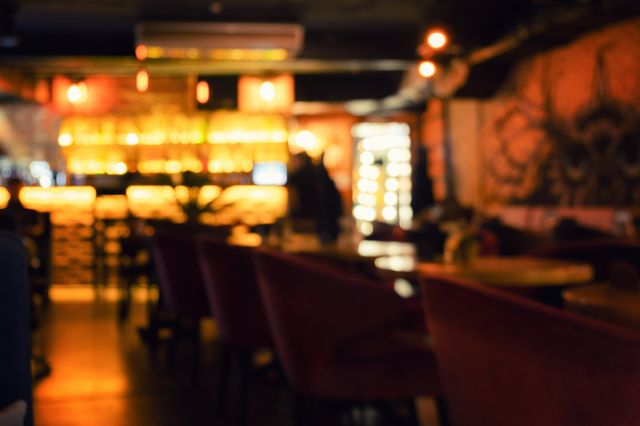 유흥주점에서 술값이 비싸다고 항의하는 중국인 관광객을 감금하고 바가지 씌운 종업원이 징역형을 선고받았다. /사진=이미지투데이