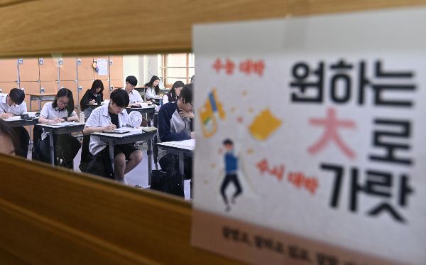 교육 전문가들이 얼마 남지 않은 수능에 대비해 요약 노트를 만들어야 한다고 조언했다. 사진은 지난 9월 경기 수원시 효원고등학교에서 고3 학생들이 수능 준비를 하는 모습. /사진=뉴시스