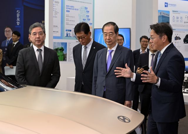 현대자동차 장재훈 사장, 김재홍 한국수소연합 회장, 한덕수 국무총리, 현대자동차 전동화에너지솔루션 담당 김창환 전무가 '제3회 수소의 날' 기념식에 전시된 현대자동차의 수소전기차 콘셉트카 '이니시움'을 살펴보고 있다. .사진=현대자동차그룹 