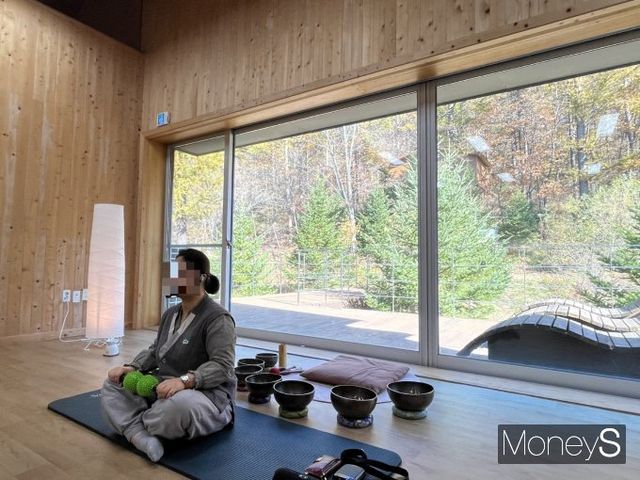 국립횡성숲체원은 운동치유 프로그램 등을 운영하고 있다. 지난달 30일 국립횡성숲체원 산림치유센터에서 지현미 산림치유 지도사가 스트레칭 교육을 진행하고 있다. /사진=김서현 기자