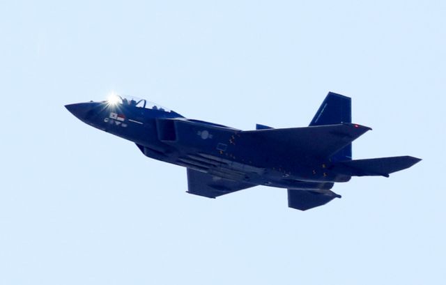  최근 KAI가 개발 중인 KF-21 사업에 LIG넥스원이 전자전장비·항전장비를 공급하기로 한 것이 알려지며 LIG 넥스원의 유도무기·첨단무기체계에도 관심이 쏠린다. 사진은 지난 24일 경남 사천비행장에서 열린 '2024 사천에어쇼'에서 한국형 초음속 전투기 KF-21 보라매가 시범비행을 하는 모습이다. /사진=뉴스1