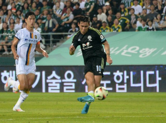 스플릿B에서 경쟁 중인 인천 유나이티드와 전북 현대모터스가 오는 2일 전주월드컵 경기장에서 맞대결을 펼친다. 사진은 올시즌 전북 현대모터스에서 뛰고 있는 송민규(왼쪽)의 모습. /사진=뉴시스