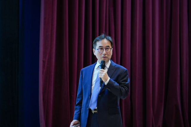 장덕현 삼성전기 사장이 1일 수원사업장에서 열린 창립 51주년 기념식에서 기념사를 하고 있다. / 사진=삼성전기