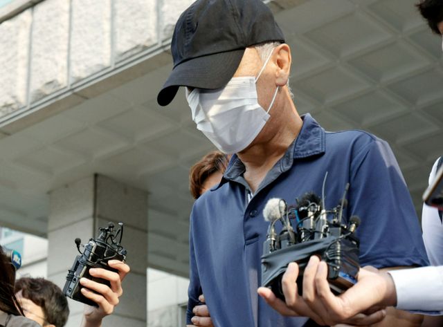 법원이 서울 강남 한 오피스텔에서 모녀를 흉기로 살해한 뒤 도주한 혐의로 재판받은 박학선(65)에게 1심에서 무기징역을 선고했다. 사진은 박학선이 지난 6월7일 서울 수서경찰서에서 검찰로 송치되는 모습. /사진=뉴시스 