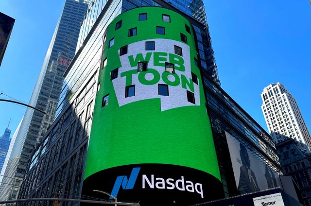네이버웹툰이 '이세계 퐁퐁남'이라는 웹툰을 자체 공모전 1차에 통과시켰다가 20대 이하 여성 중심으로 '불매운동'이 거세게 불거지자 일간 활성 이용자 수(DAU)가 계속 감소하고 있다. 사진은 지난 6월 뉴욕증시 나스닥에 네이버웹툰이 상장한 것을 기념하기 위해 현수막이 설치된 모습. /사진=뉴스1