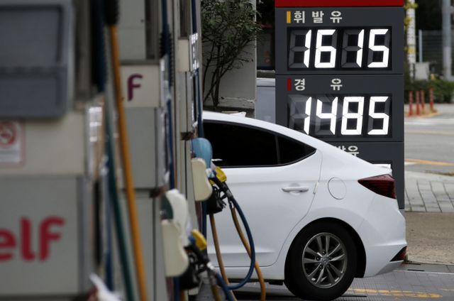 국내 주유소 기름값이 3주 연속 상승세에 있다. 서울의 한 주유소에 유가 정보가 표시된 모습. / 사진=뉴스1 오대일 기자 /사진=(서울=뉴스1) 오대일 기자