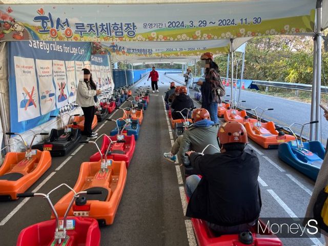 횡성루지체험장은 단일코스로는 세계 최장 길이를 갖췄다. 지난달 30일 횡성루지체험장 방문객들이 루지체험을 위해 준비하고 있다. /사진=김서현 기자