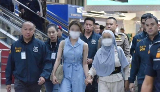 한국 걸그룹 출신으로 유명세를 탄 나타몬 콩착이 800억원대 사기를 친 혐의로 2년 간 도피생활을 하다 인도네시아에서 붙잡혔다. 사진은 지난달 25일 사기 혐의로 구금된 나타몬 콩착과 그의 어머니의 모습. /사진=태국포스트