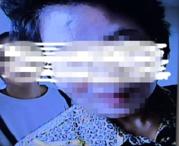 집까지 찾아와 '도를 아십니까'를 외친 교인들이 누리꾼들의 뭇매를 맞고 있다. 사진은 제보자 집 인터폰에 비친 교인 두 명의 모습. /사진=온라인 커뮤니티 캡처