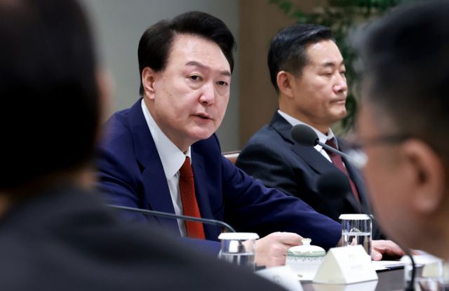 윤석열 대통령이 10일 서울 용산 대통령실에서 '대외여건 변화에 따른 긴급 경제·안보 점검회의'를 주재하고 있다. 이날 회의는 미국 트럼프 정부 출범에 따른 경제 및 안보정책 변화와 영향을 점검하기 위해 열렸다./사진=뉴시스(대통령실통신사진기자단)
