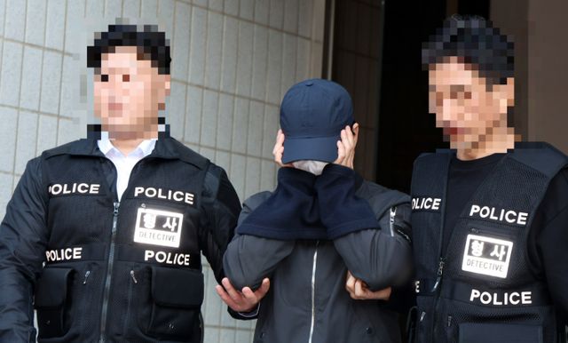 서울 강서구 한 오피스텔에서 30대 여성을 살해한 40대 남성 A씨가 지난 10일 구속됐다. 사진은 A씨가 지난 10일 서울 양천구 서울남부지방법원에서 구속 전 피의자 심문(영장실질심사)을 마치고 이동하는 모습. /사진=뉴스1