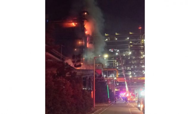 10일 새벽 4시20분께 포항제철소 3파이넥스 공장 용융로에서 폭발과 함께 화재가 발생해 1명이 다치고 7명이 대피했다. /사진=경북소방본부