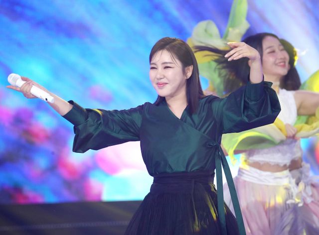 가수 송가인이 자신의 이상형으로 김종국을 꼽았다. 사진은 지난 8월서울 마포구 상암동 SBS 프리즘 타워에서 열린 SBS FiL, SBS M '더 트롯쇼-한가위 특집' 녹화에 참석한 가수 송가인. /사진=뉴스1