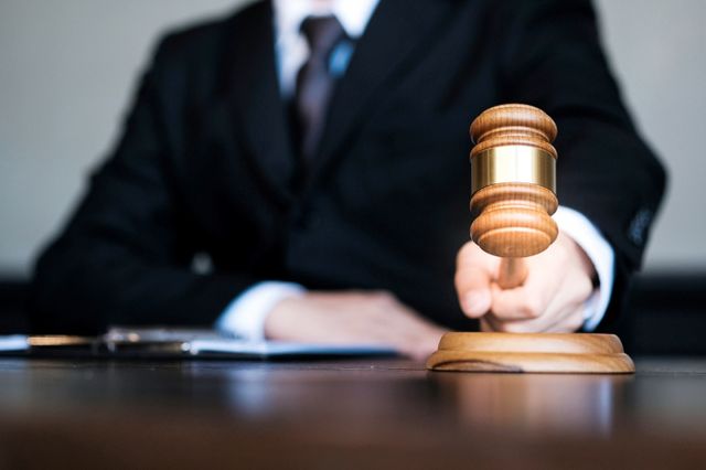 성매매업소 사장이 업소를 찾은 손님이 공무원이라는 사실을 알고 상습적으로 협박, 돈을 뜯어낸 협의로 징역 1년6개월을 선고받았다. 사진은 기사와 직접적인 관련이 없음. /사진=이미지투데이