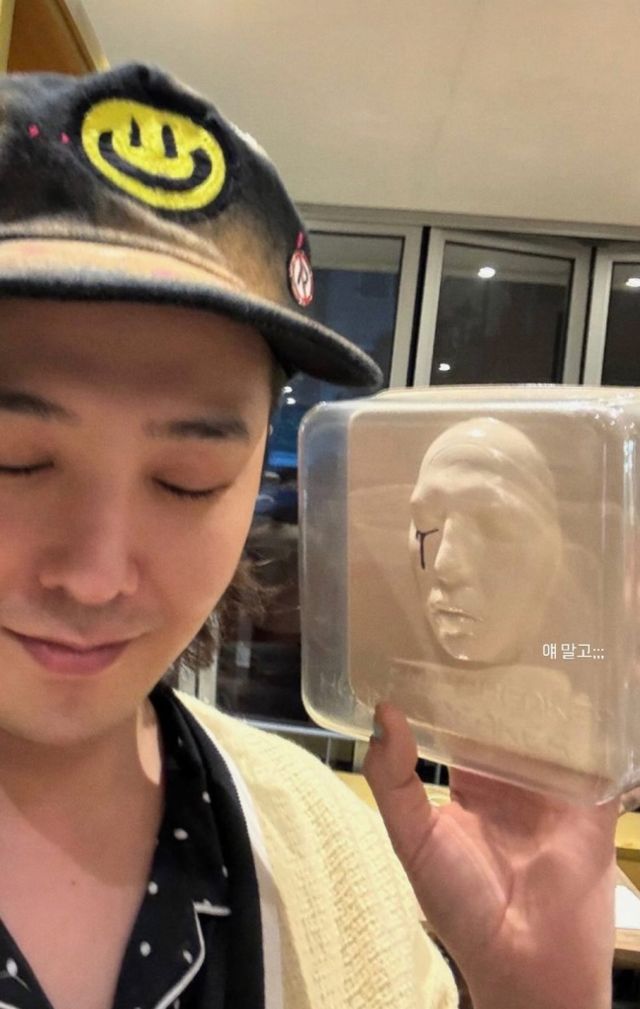 지난 10일 지드래곤은 자신의 부계정을 통해 "나온 것부터 들어라. 곧 나올테니"라는 글과 함께 한 장의 사진을 올렸다. /사진=지드래곤 인스타그램