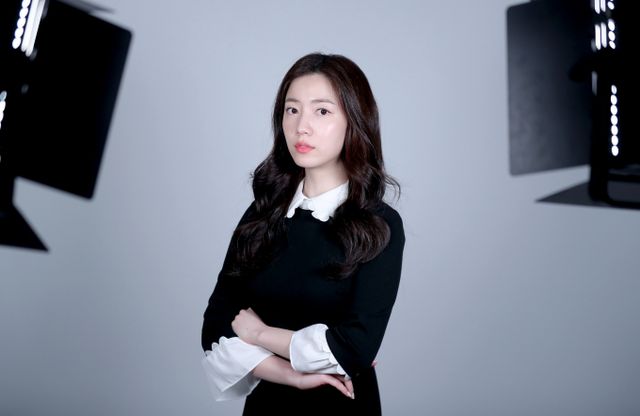 김광수 대표가 '티아라 왕따 사건'을 12년 만에 꺼낸 것과 관련해 당사자 화영이 발끈하며 진실을 밝히자, 당시 티아라 소속사였던 코어콘텐츠미디어 전 직원이 화영의 입장을 옹호하는 글을 올려 눈길을 끌고 있다. 사진은 2021년 3월 웨이브 오리지널xMBC 드라마 '러브씬넘버#' 인터뷰에 나선 화영./사진=머니투데이