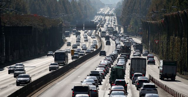10일 전국 고속도로 교통량은 505만대로 평소와 비슷한 수준이다. 서울 방향 고속도로는 오전 9~10시 정체가 시작됐다. 정체는 오후 5~6시 사이 절정에 이르다가 밤 11시 이후에 해소될 것으로 보인다. 지방 방향은 비교적 원활한 흐름이다. 서울 서초구 경부고속도로 잠원IC 부근에서 차량들이 이동하고 있다. /사진=뉴스1