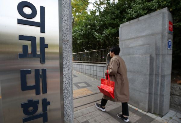 정부가 의대생 휴학을 대학이 자율적으로 승인하도록 허용하면서 대학의 재정 부담이 커질 것으로 보인다. 사진은 지난달 29일 서울 종로구 서울대 의과대학교에서 시민이 드나드는 모습. /사진=뉴스1